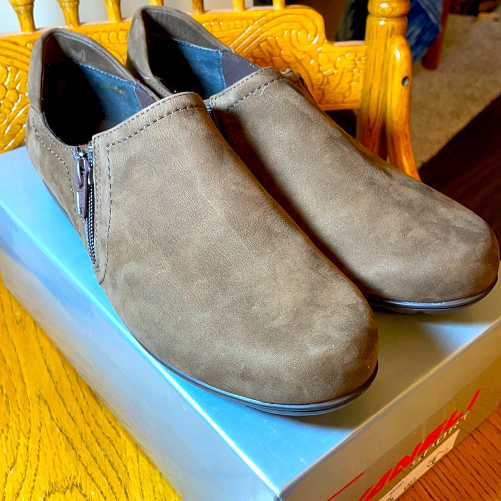 New in Box!! Vaneli Sport Amik Size 8.5 WIDE